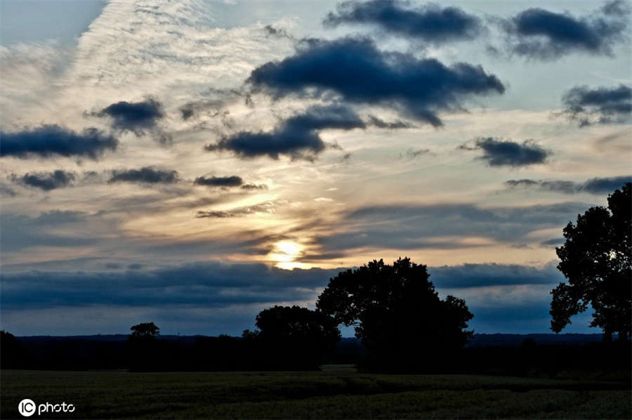 英國黃昏雲(yún)霞滿天 天空呈現(xiàn)斑駁景象